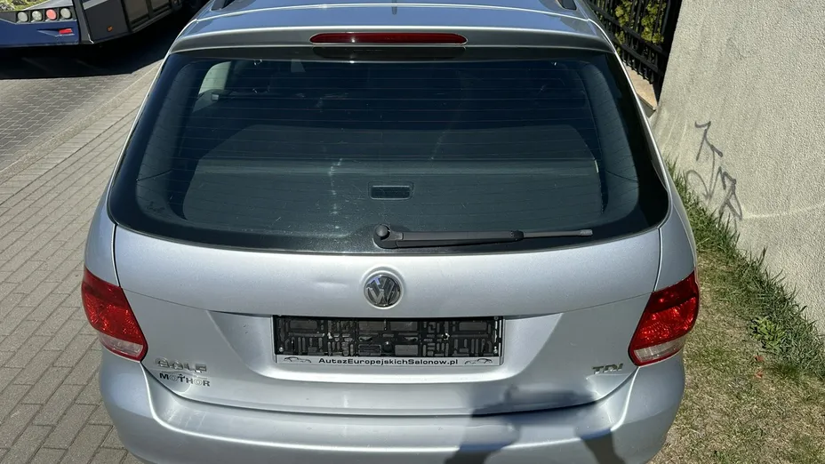 VOLKSWAGEN Golf -