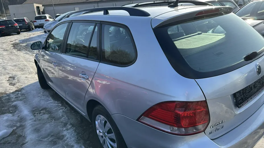 VOLKSWAGEN Golf -