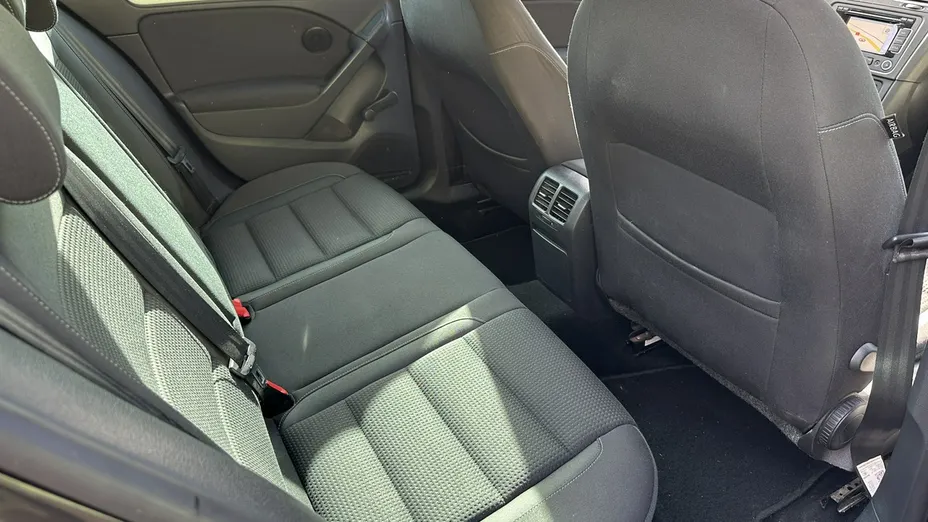 VOLKSWAGEN Golf -