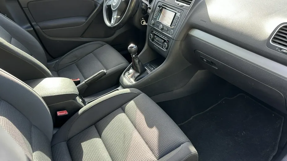 VOLKSWAGEN Golf -