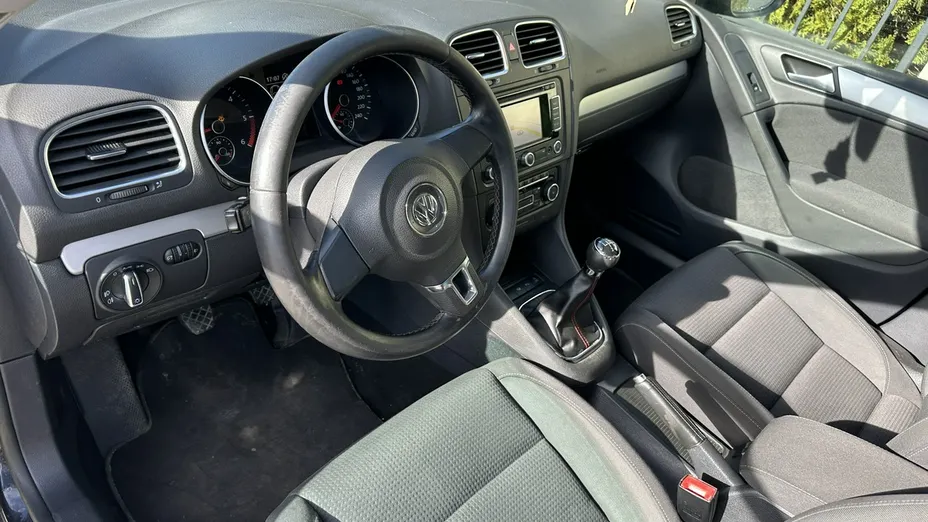 VOLKSWAGEN Golf -