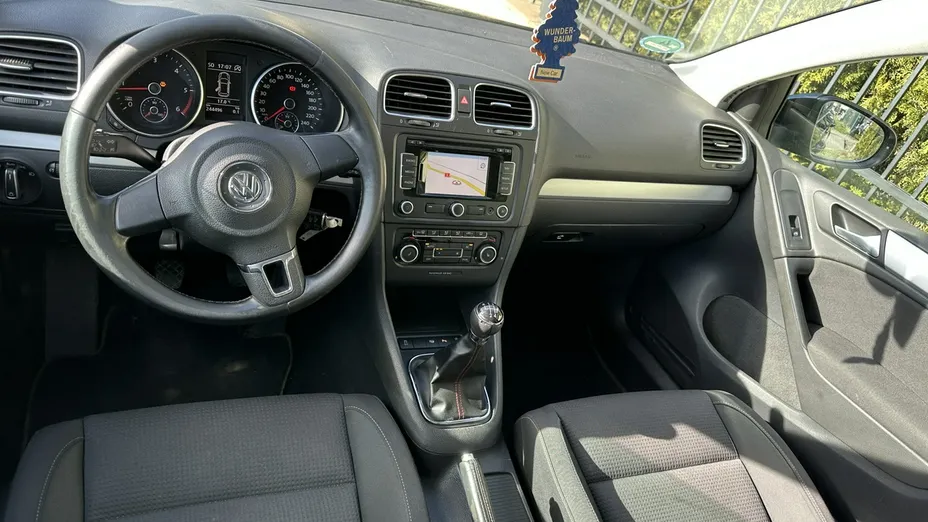 VOLKSWAGEN Golf -