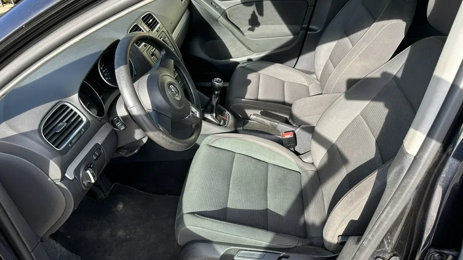 VOLKSWAGEN Golf -