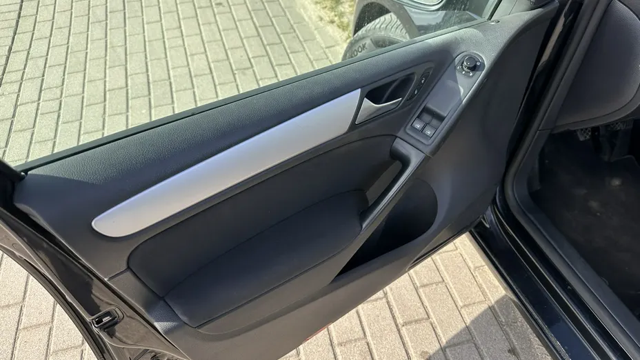 VOLKSWAGEN Golf -