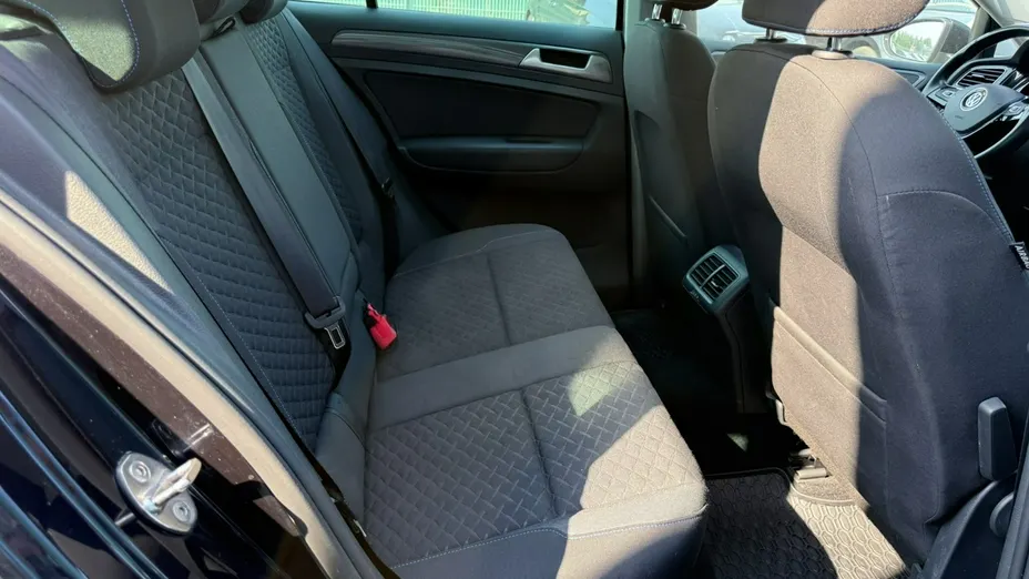 VOLKSWAGEN Golf -
