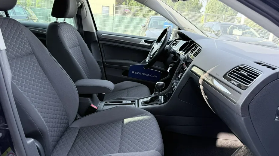 VOLKSWAGEN Golf -