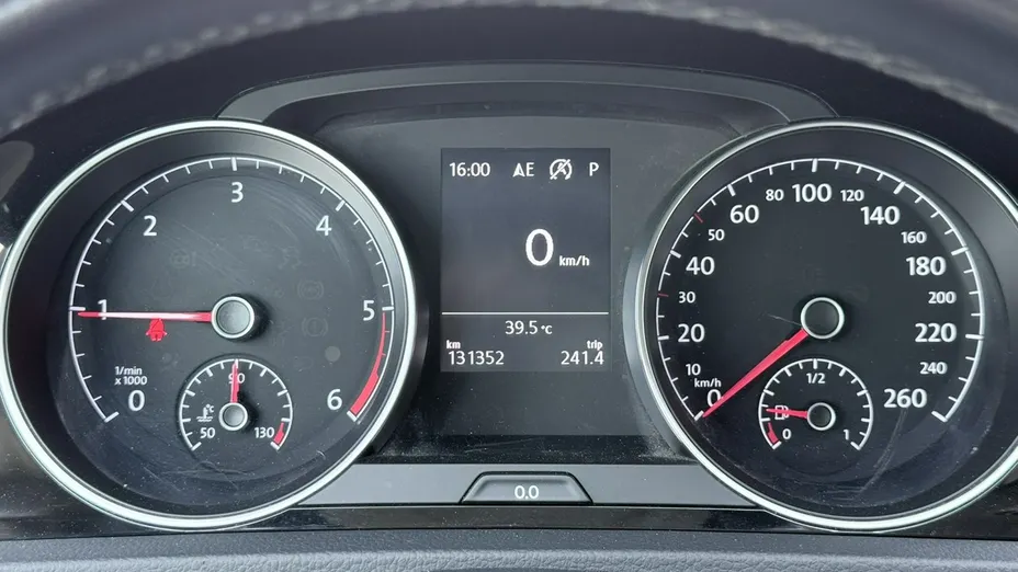 VOLKSWAGEN Golf -