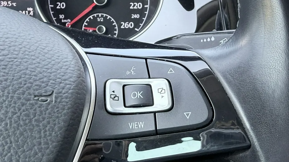 VOLKSWAGEN Golf -
