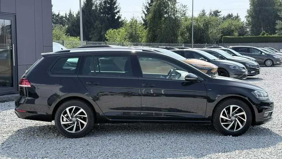 VOLKSWAGEN Golf -