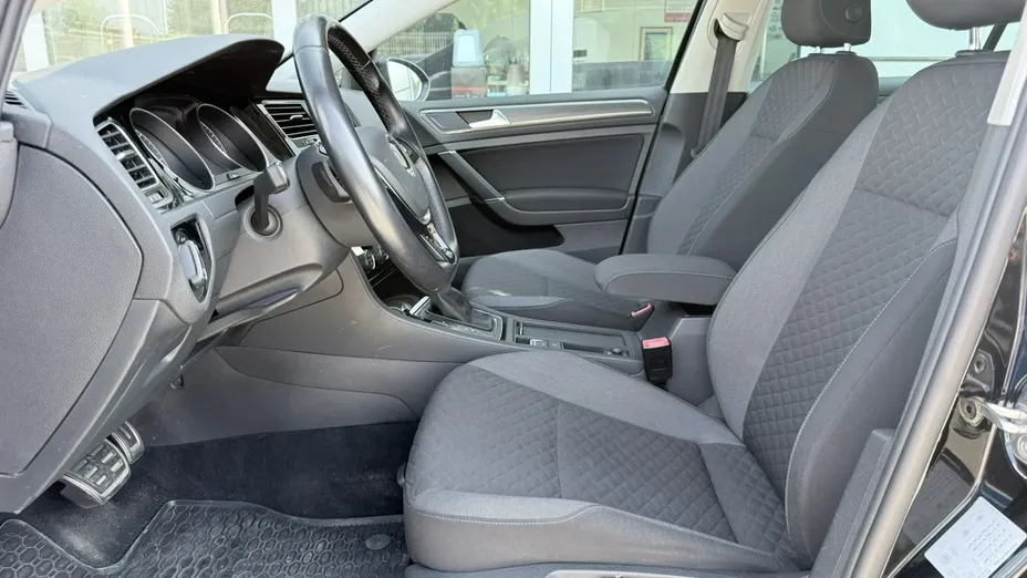 VOLKSWAGEN Golf -