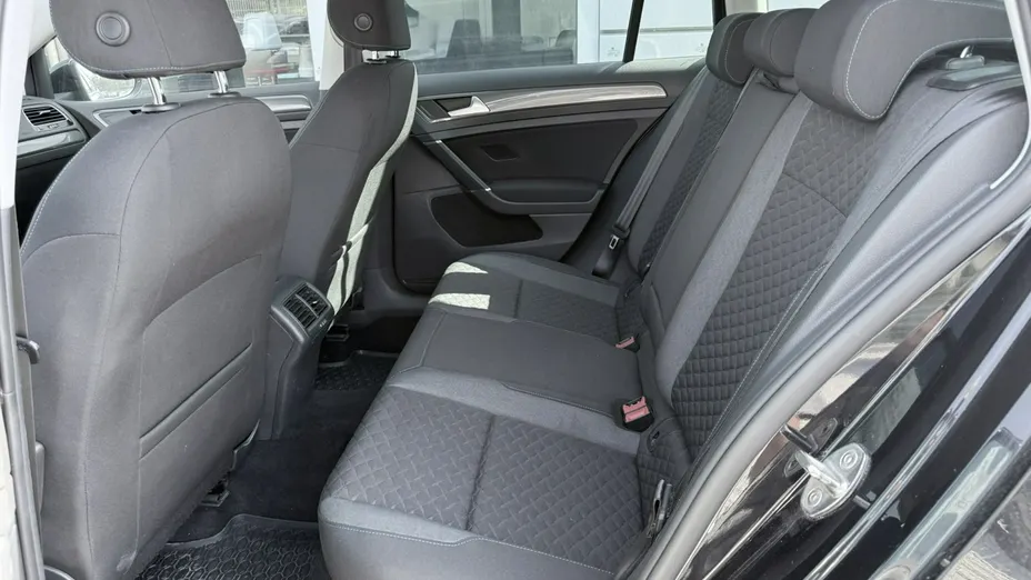 VOLKSWAGEN Golf -