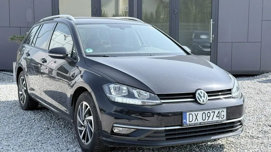 VOLKSWAGEN Golf -