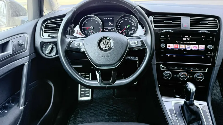 VOLKSWAGEN Golf -