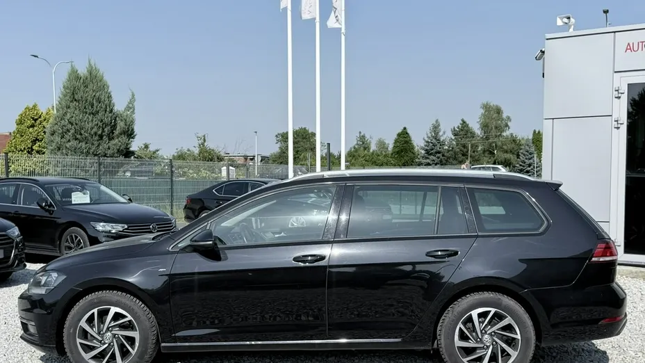 VOLKSWAGEN Golf -