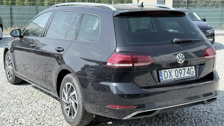 VOLKSWAGEN Golf -