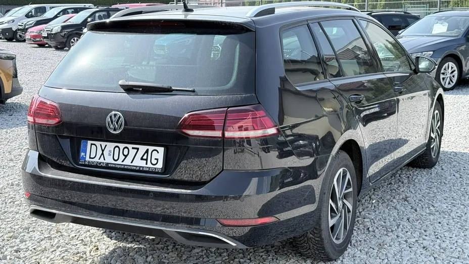 VOLKSWAGEN Golf -