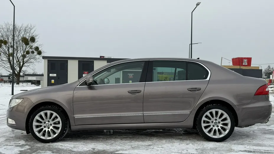 SKODA Superb -