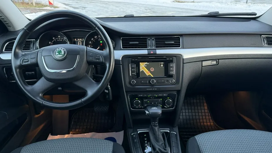SKODA Superb -