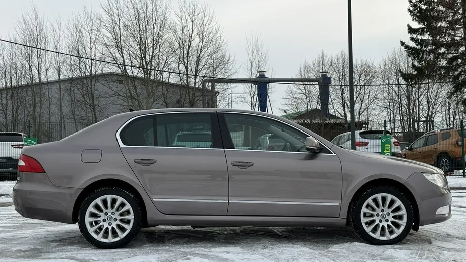 SKODA Superb -