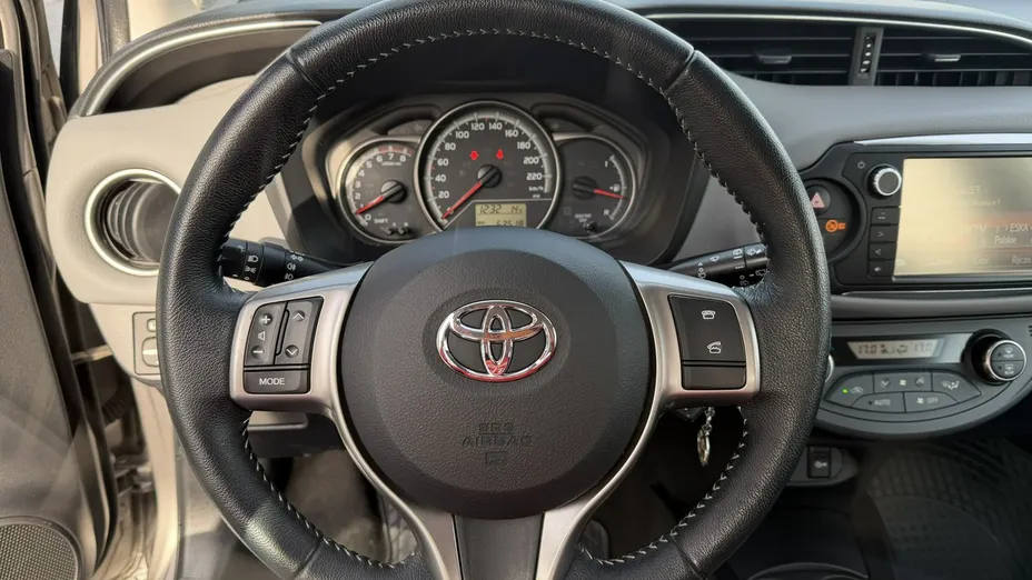 TOYOTA Yaris -