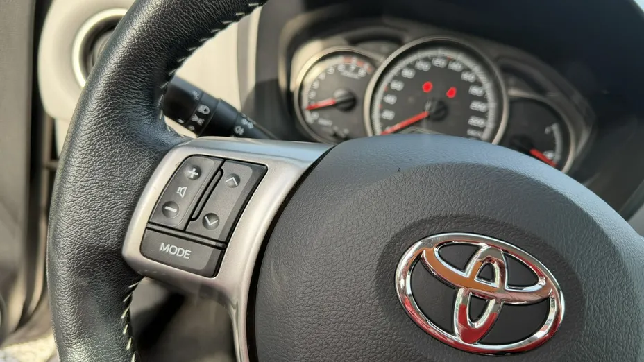 TOYOTA Yaris -