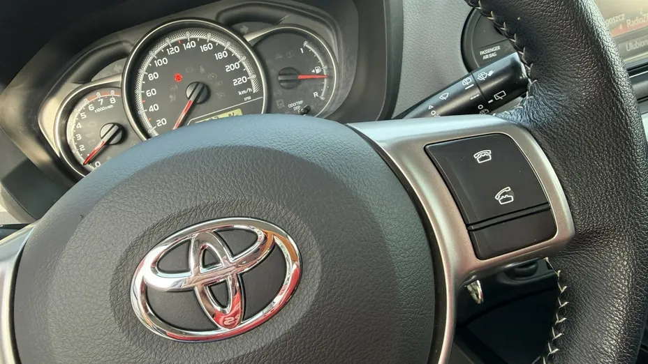 TOYOTA Yaris -