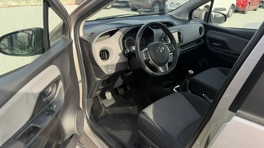 TOYOTA Yaris -