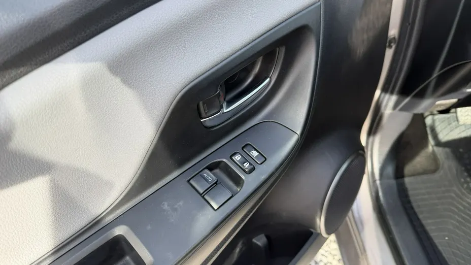 TOYOTA Yaris -