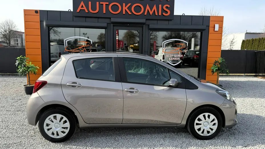 TOYOTA Yaris -