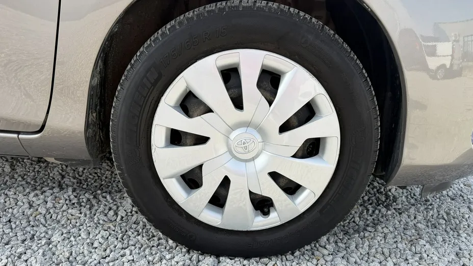 TOYOTA Yaris -