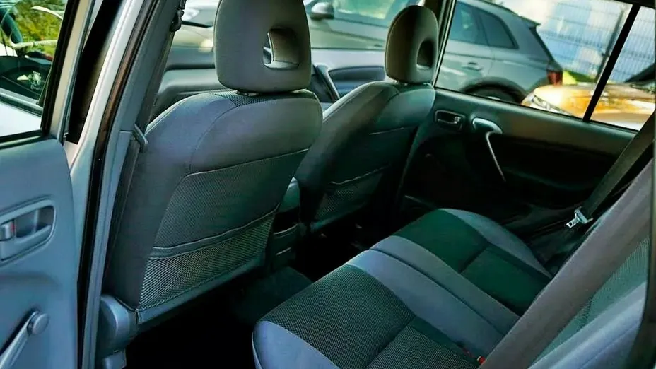 TOYOTA RAV4 -