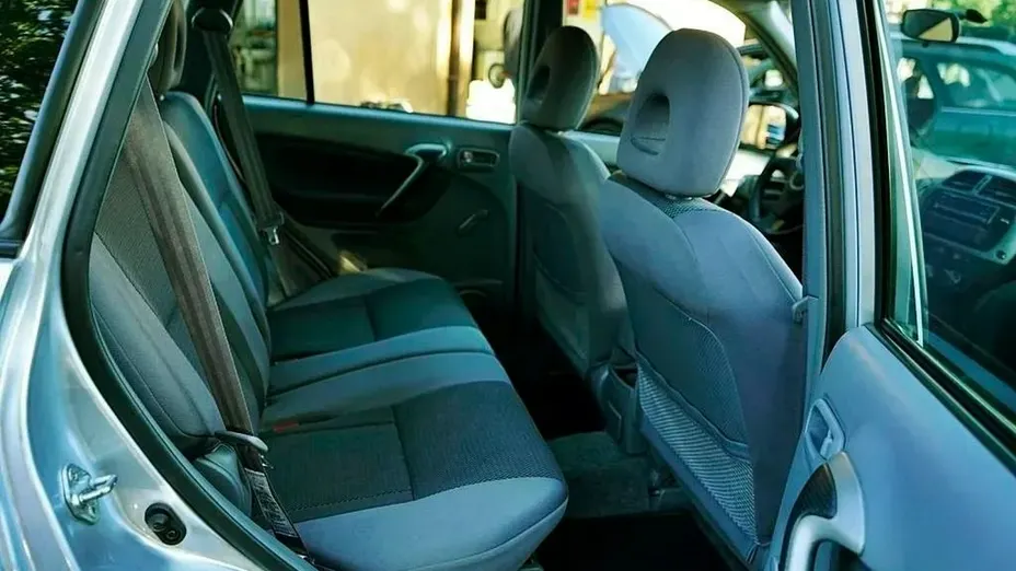 TOYOTA RAV4 -