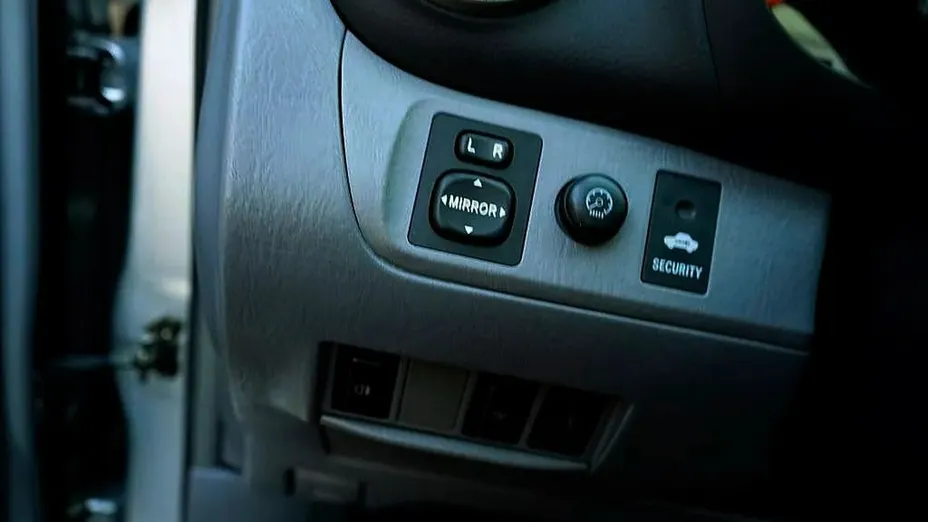 TOYOTA RAV4 -