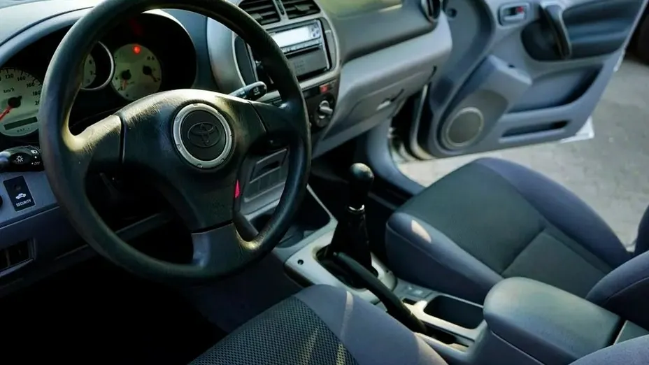 TOYOTA RAV4 -