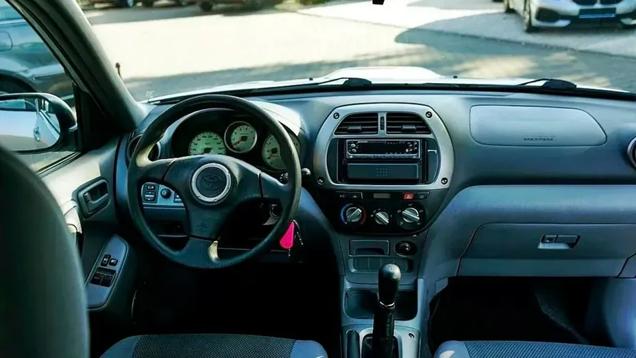 TOYOTA RAV4 -