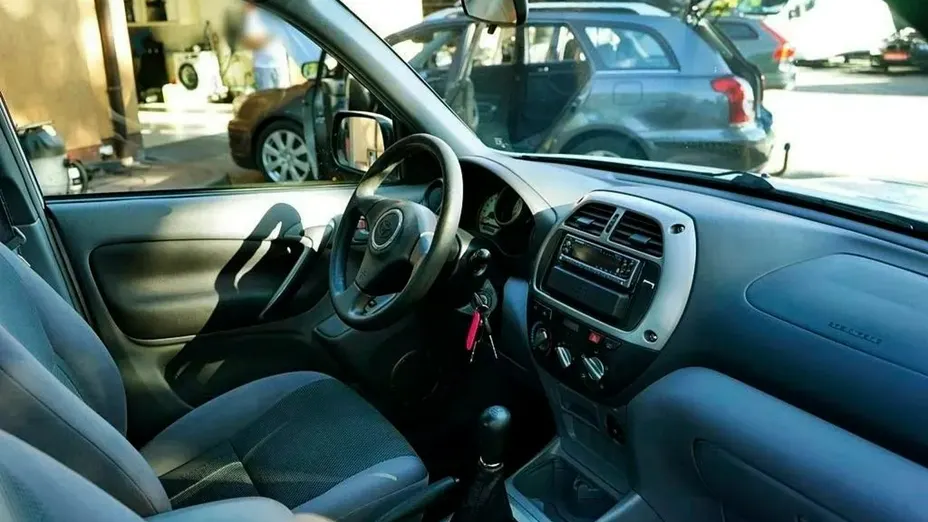 TOYOTA RAV4 -