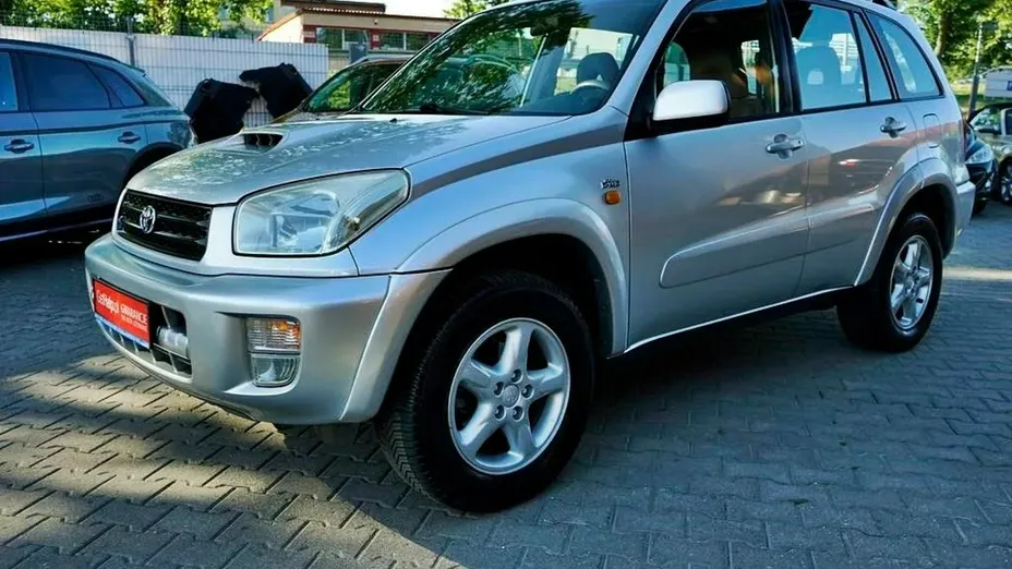 TOYOTA RAV4 -
