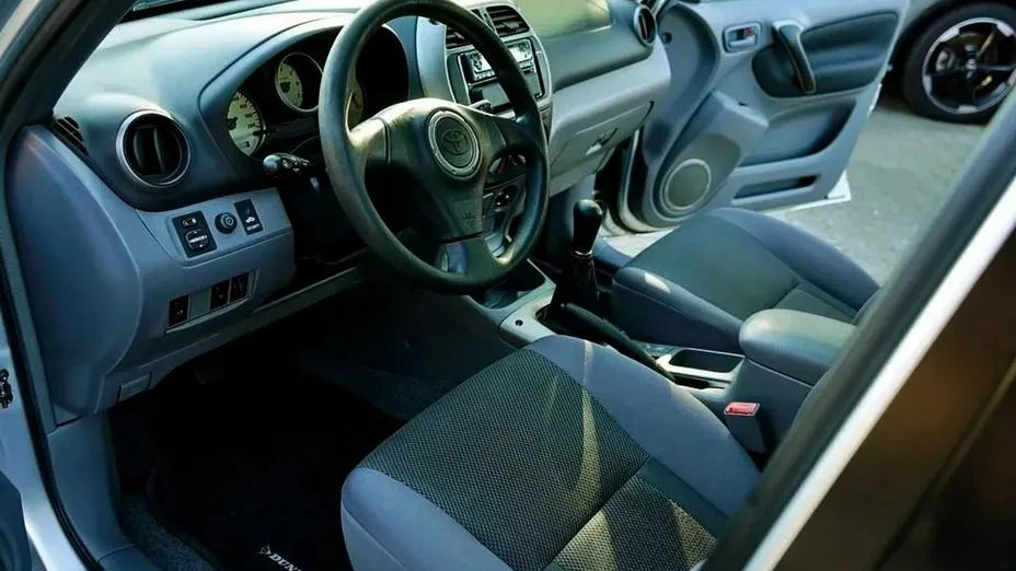 TOYOTA RAV4 -