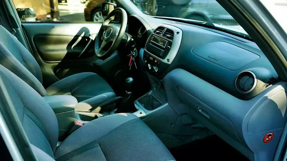 TOYOTA RAV4 -