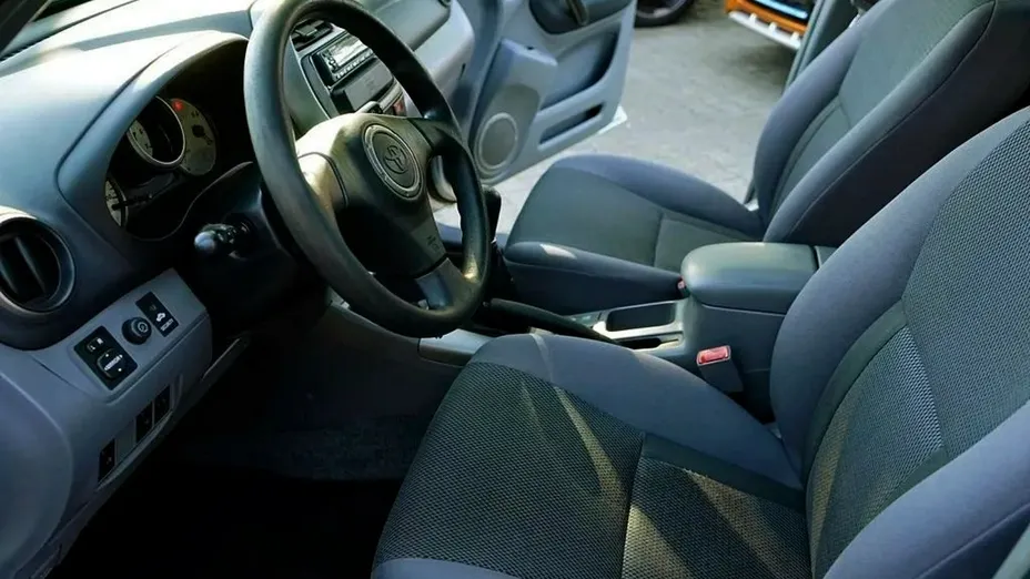 TOYOTA RAV4 -