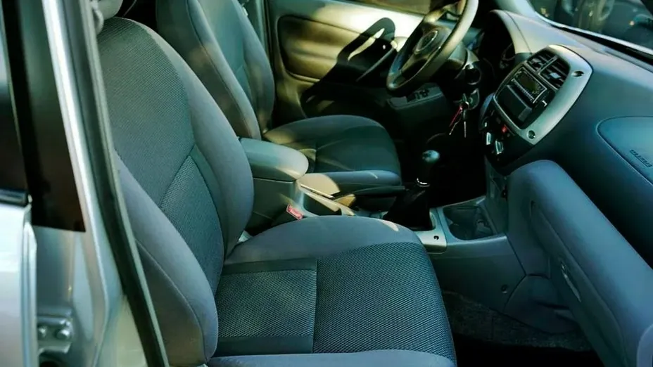 TOYOTA RAV4 -