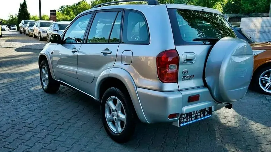 TOYOTA RAV4 -