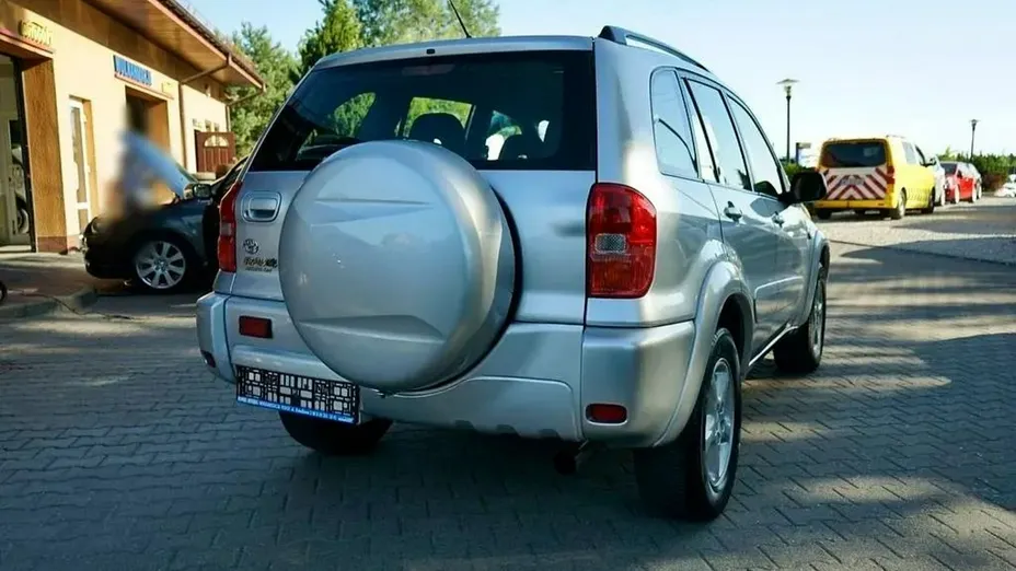 TOYOTA RAV4 -