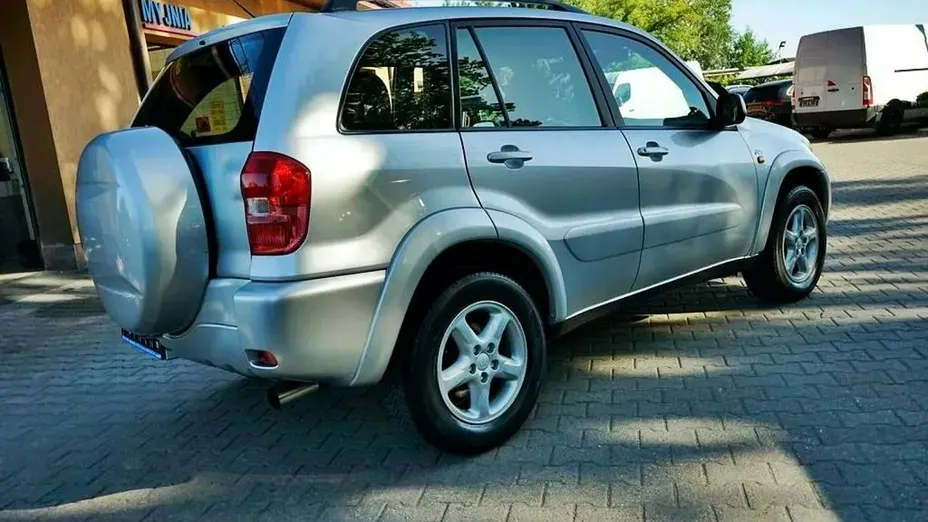 TOYOTA RAV4 -