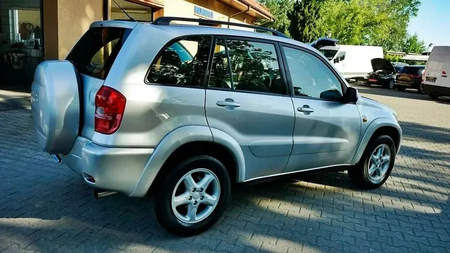 TOYOTA RAV4 -