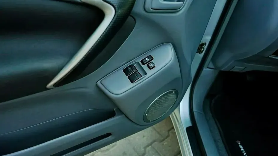 TOYOTA RAV4 -