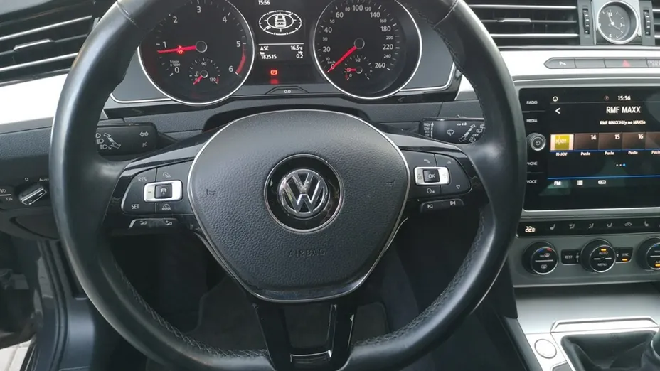 VOLKSWAGEN Passat -