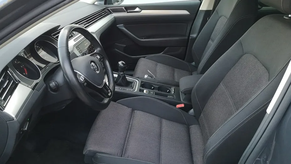 VOLKSWAGEN Passat -