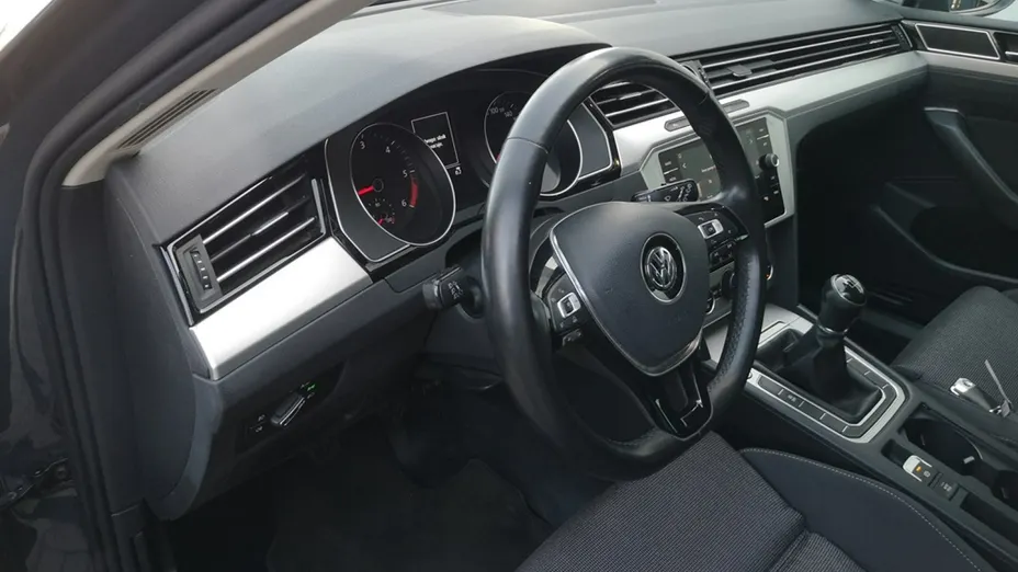 VOLKSWAGEN Passat -