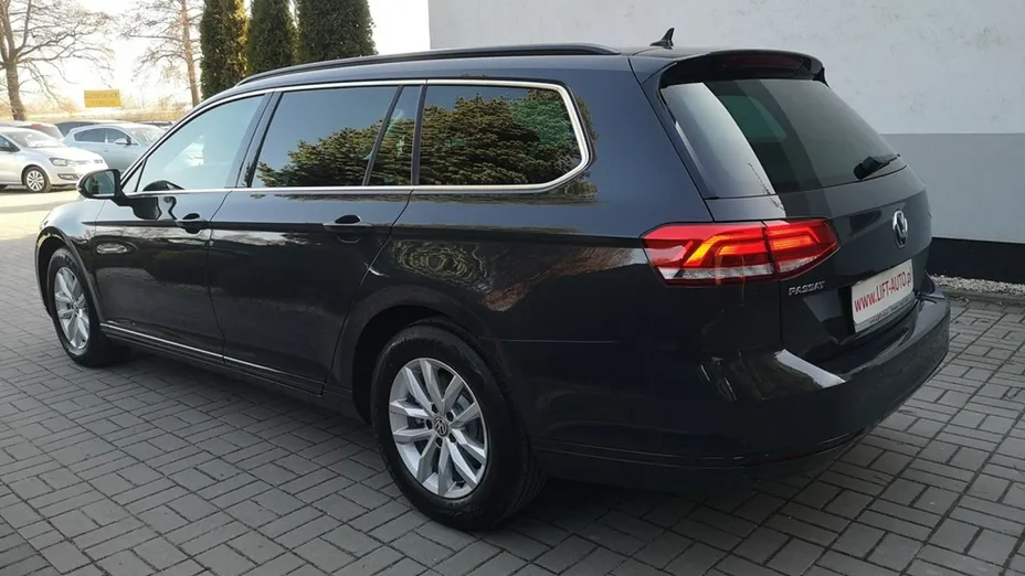 VOLKSWAGEN Passat -